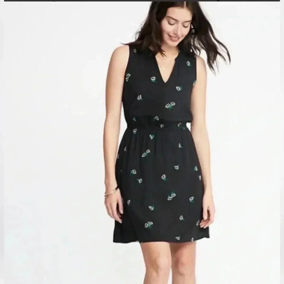 Old Navy Dresses & Skirts - Old Navy Black Floral Mini Daisy V Neck Dress